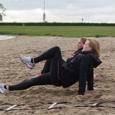 Fit-ing afvallen op het strand